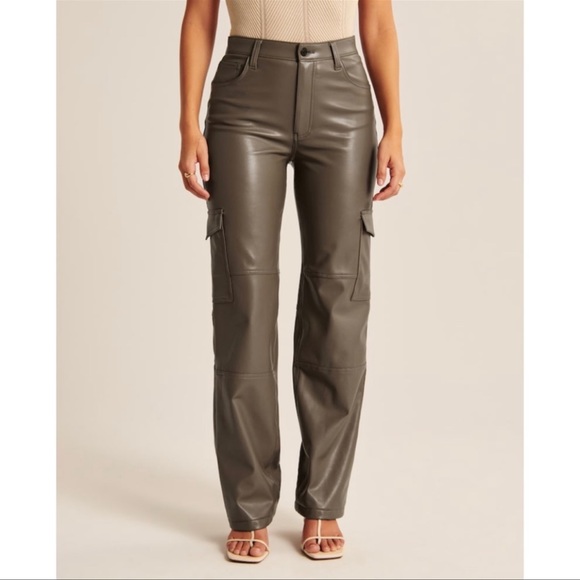 Abercrombie & Fitch Curve Love Vegan Leather Cargo 90s Relaxed Pant - Picture 2 of 8